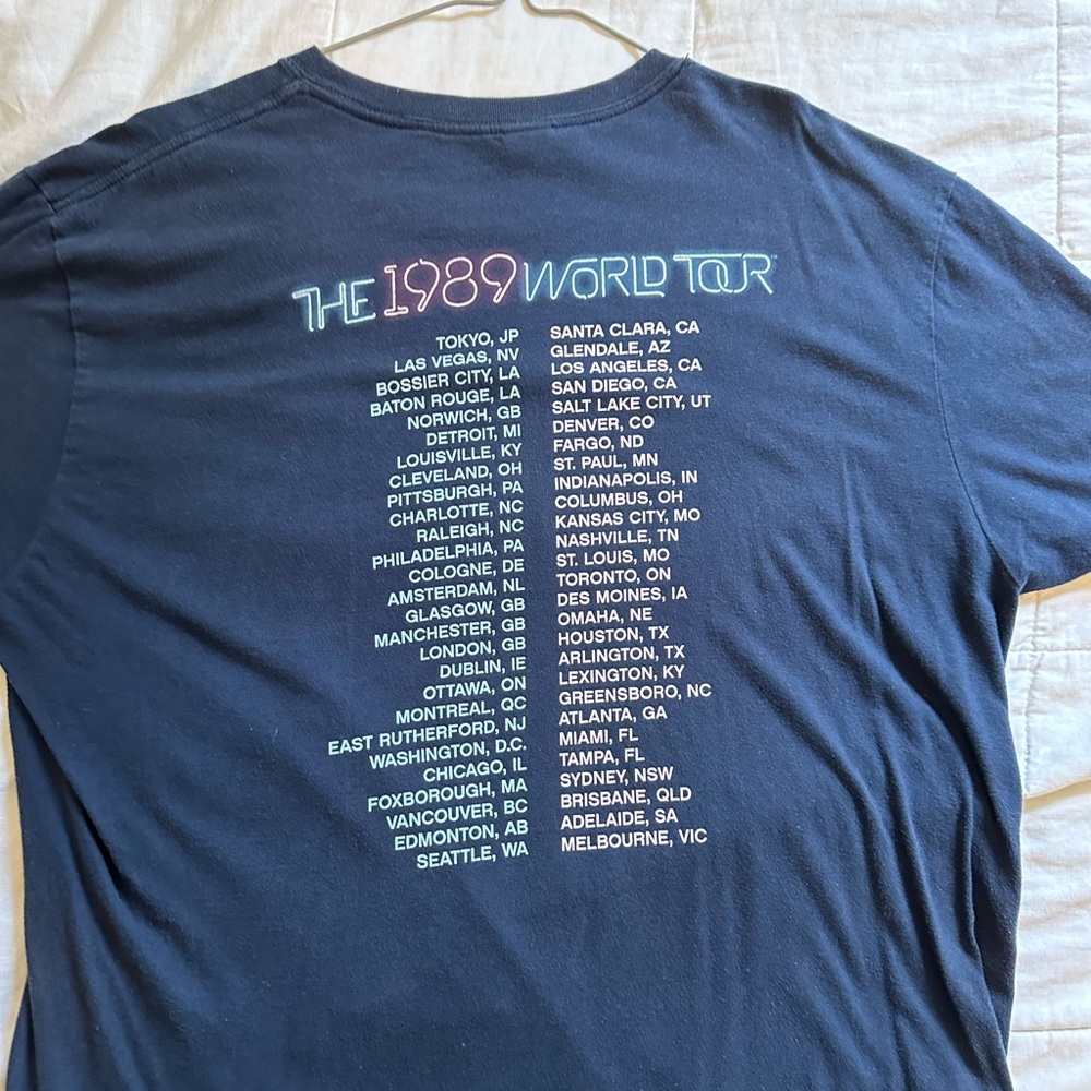 I’m selling my vintage XL 1989 World Tour T-shirt. In great condition.